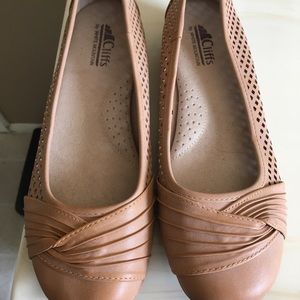 Never Worn Tan Size 8.5M Flats